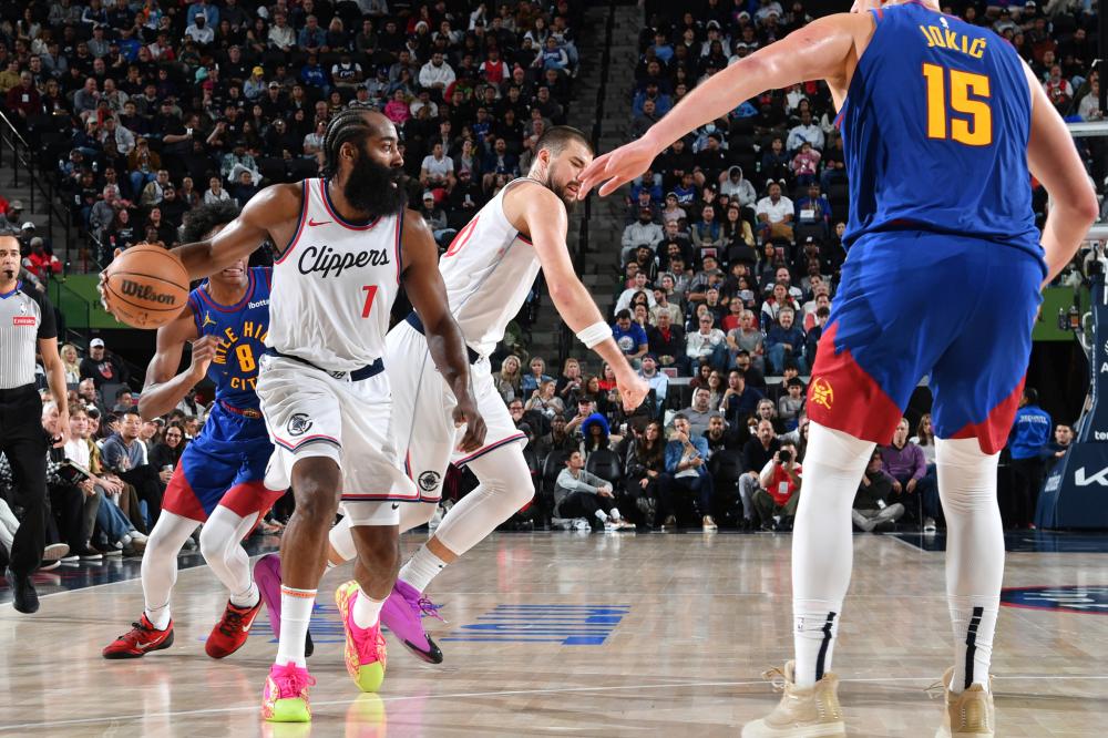 配备低冲击 配备低冲击