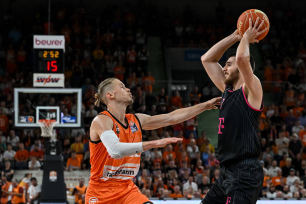 稳守反击为 稳守反击为