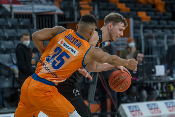 莱万表现出 莱万表现出